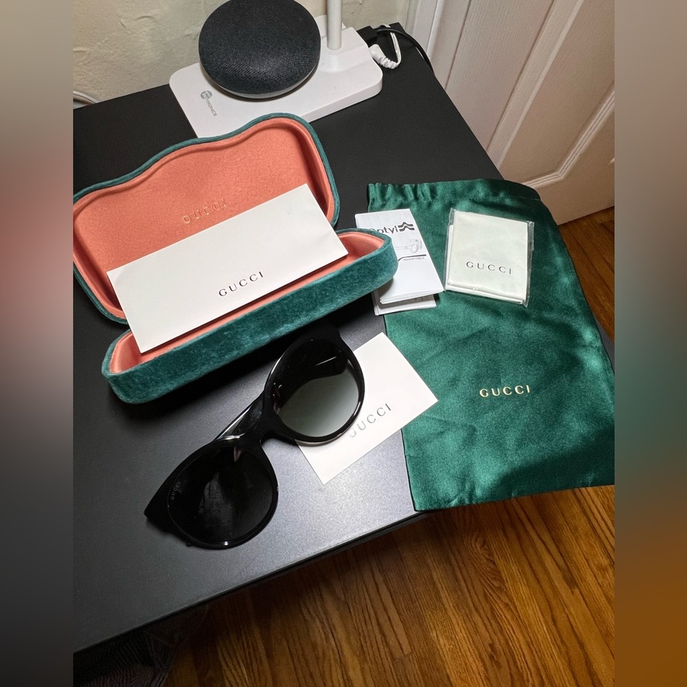 Gucci Sunglasses - flawed, pre-loved condition. - Picture 3 of 8